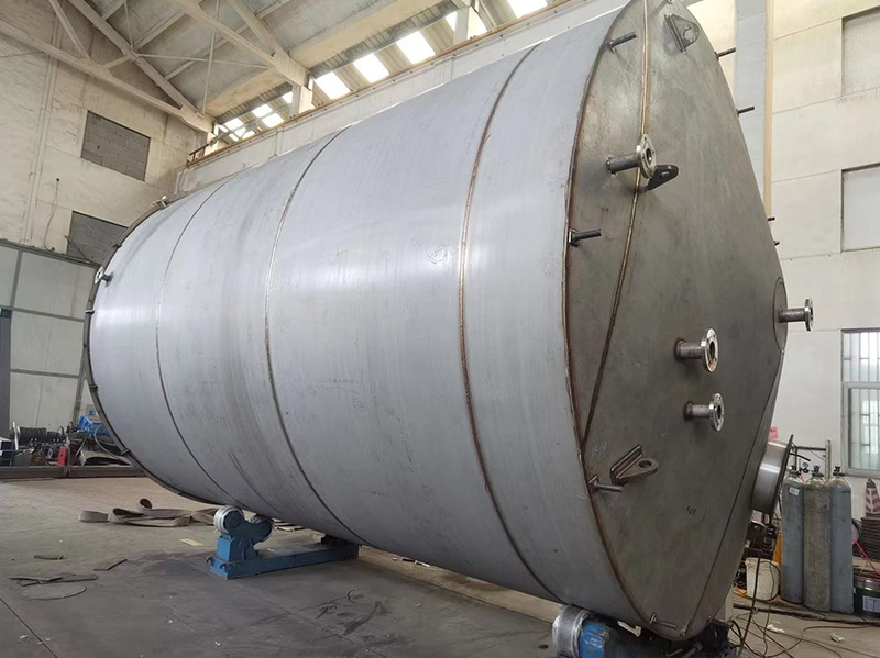 不（bú）鏽鋼鋼襯塑儲罐